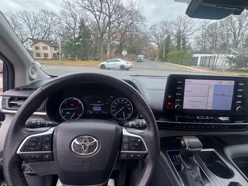 Used 2021 Toyota Sienna Limited image 23