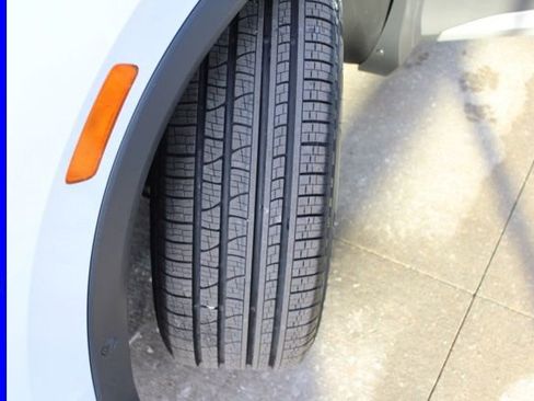 Used 2025 Volkswagen Tiguan SE w/ Panoramic Sunroof Package image 13