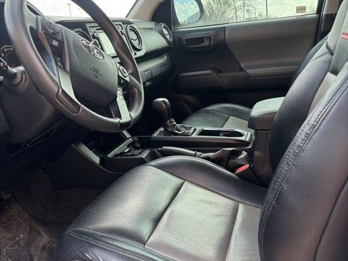 Used 2018 Toyota Tacoma SR w/ SR Convenience Package image 11