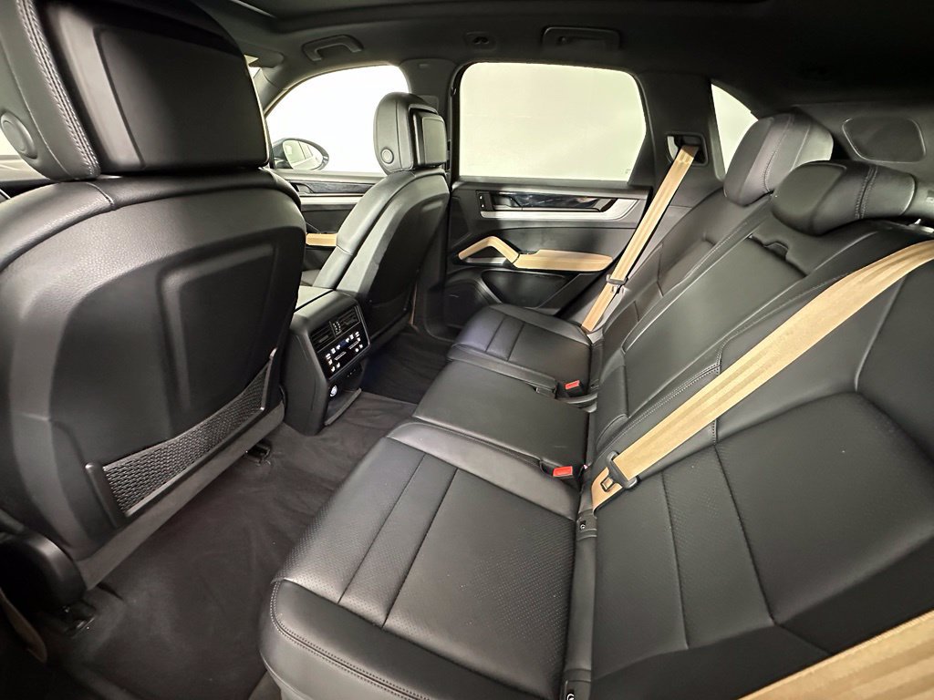 Certified 2024 Porsche Cayenne w/ Premium Package Plus (PFM) AWD/4WD image 38