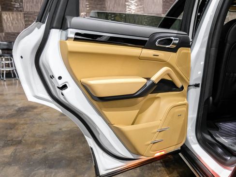 Used 2018 Porsche Cayenne S image 45