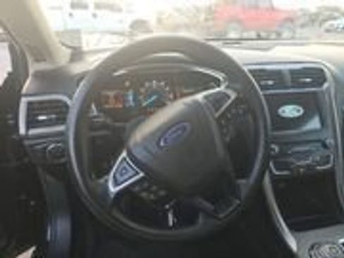 Used 2017 Ford Fusion SE w/ Fusion SE Technology Package FWD image 4