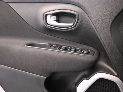 Used 2020 Jeep Renegade Latitude FWD image 14