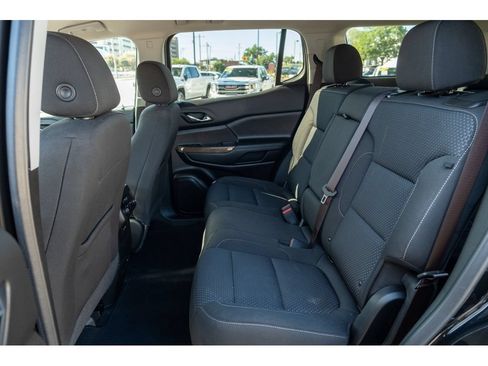 Used 2021 GMC Acadia SLE FWD image 13