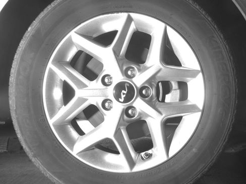 Used 2025 Kia Soul LX w/ LX Technology Package FWD image 13