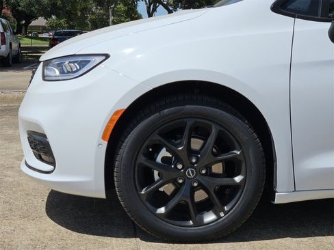 New 2025 Chrysler Pacifica Limited image 9