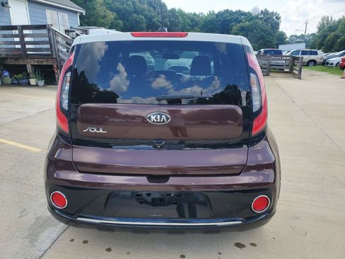 Used 2017 Kia Soul + FWD image 10
