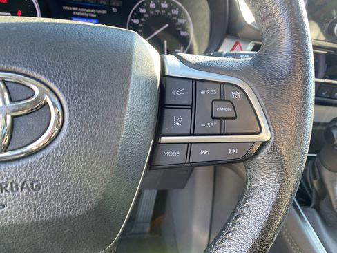 Used 2021 Toyota Sienna Limited image 37