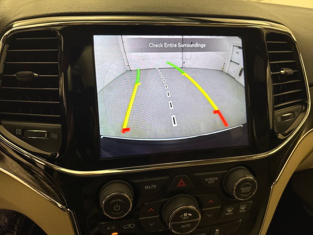 Used 2020 Jeep Grand Cherokee Limited AWD/4WD image 18