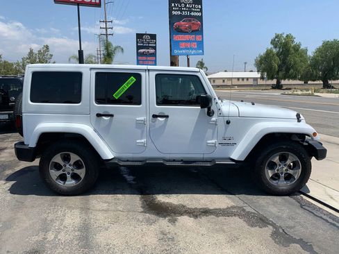 Used 2017 Jeep Wrangler Unlimited Sahara w/ Connectivity Group AWD/4WD image 4