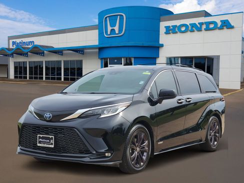 Used 2021 Toyota Sienna XSE FWD image 2
