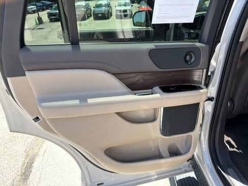 Used 2024 Lincoln Navigator Premiere AWD/4WD image 27