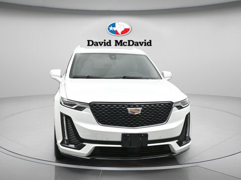 Used 2023 Cadillac XT6 Premium Luxury w/ Technology Package FWD image 2