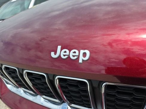 Used 2025 Jeep Grand Cherokee Laredo AWD/4WD image 9