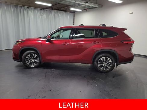 Used 2022 Toyota Highlander XLE AWD/4WD image 5