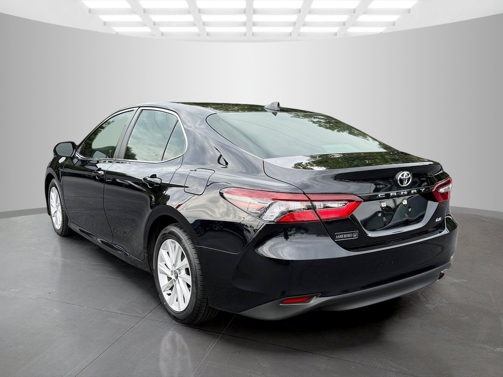 Used 2024 Toyota Camry LE FWD image 4