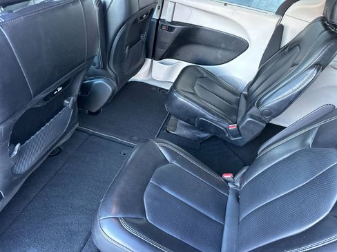 Used 2023 Chrysler Pacifica Touring-L image 11