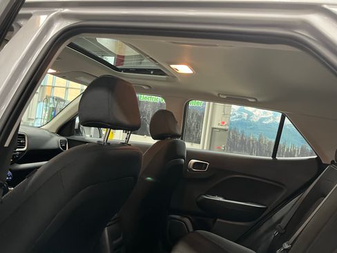 Used 2025 Hyundai Venue SEL FWD image 15