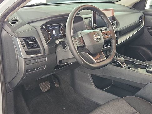 Used 2025 Nissan Rogue SV AWD/4WD image 16