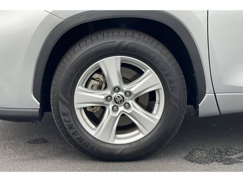 Used 2021 Toyota Highlander LE FWD image 43