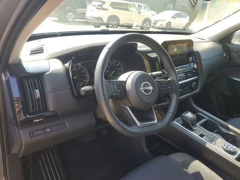 Used 2024 Nissan Pathfinder SV image 12