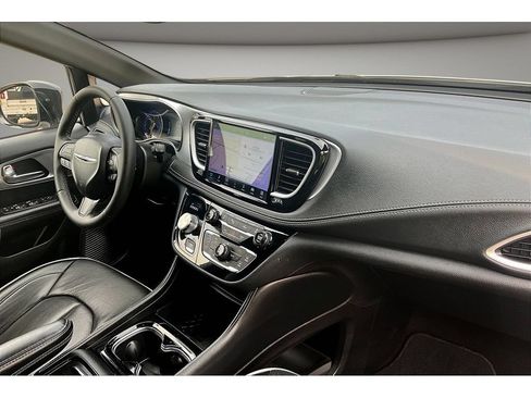 Certified 2025 Chrysler Pacifica Limited FWD image 48