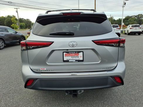 Used 2022 Toyota Highlander XLE AWD/4WD image 12