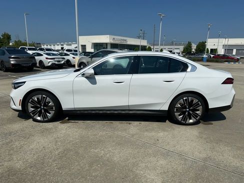 Certified 2025 BMW 530i w/ Premium Package image 8