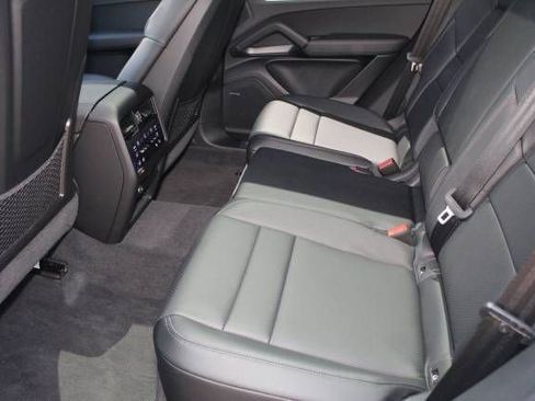 Certified 2025 Porsche Cayenne Base image 18