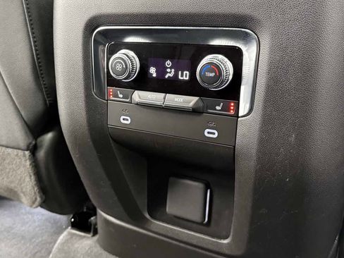 Used 2023 GMC Yukon XL SLT image 34