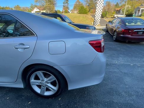 Used 2014 Toyota Camry SE image 5