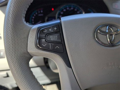 Used 2012 Toyota Sienna XLE image 22