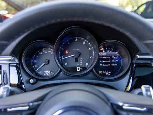 Certified 2025 Porsche Macan image 33