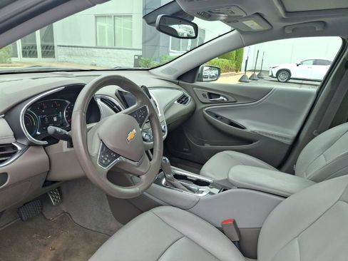 Used 2017 Chevrolet Malibu Hybrid w/ Leather Package FWD image 3