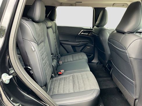 New 2025 Mitsubishi Outlander SE image 27