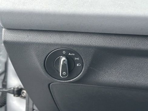 Certified 2025 Volkswagen Jetta SE image 18