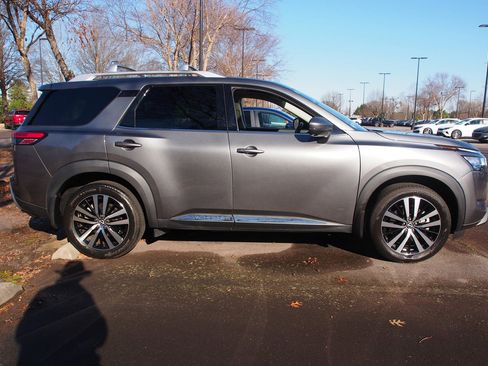 Used 2023 Nissan Pathfinder Platinum w/ Black Appearance Package image 8
