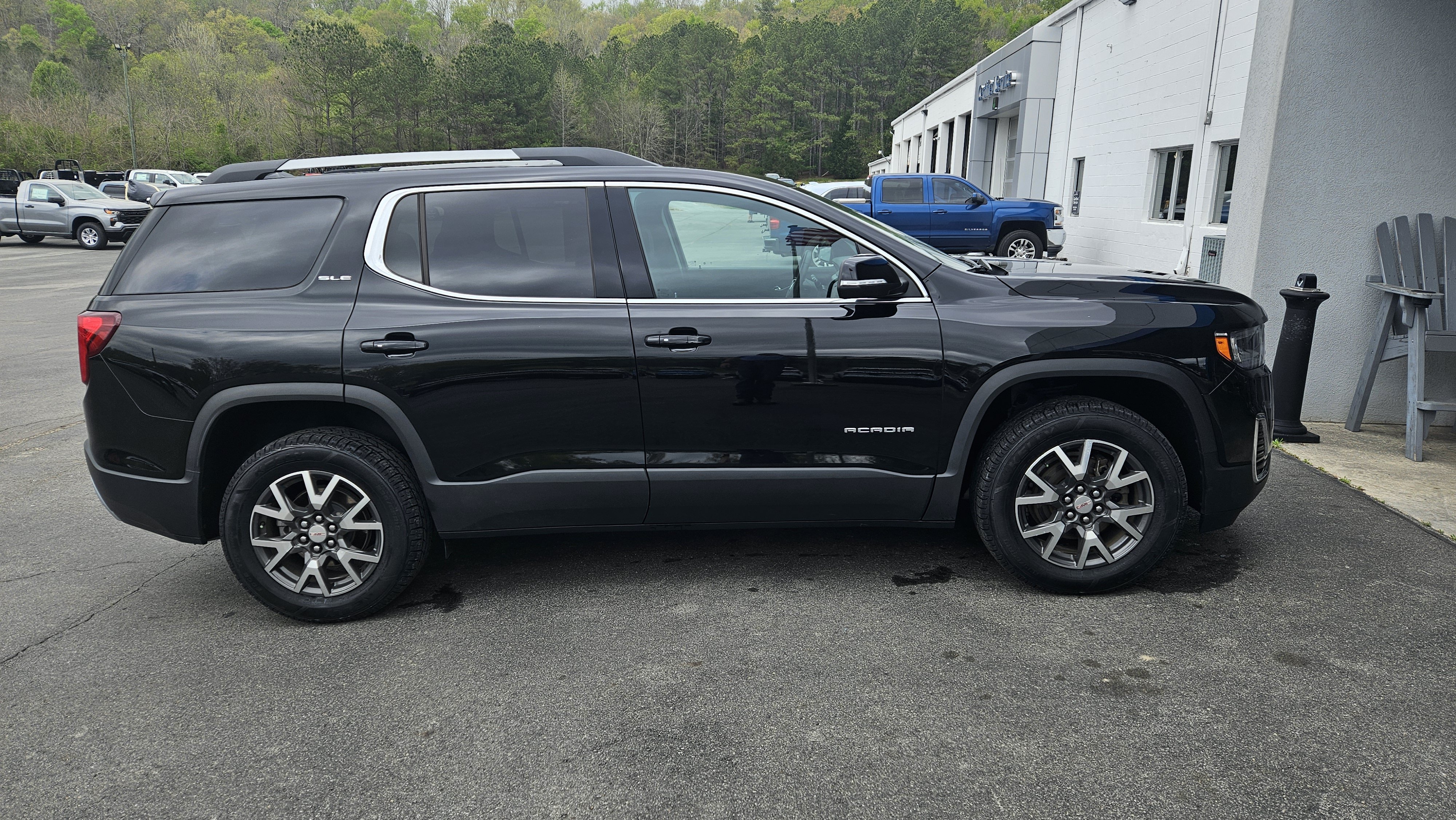 Used 2023 GMC Acadia SLE w/ Driver Convenience Package FWD image 5