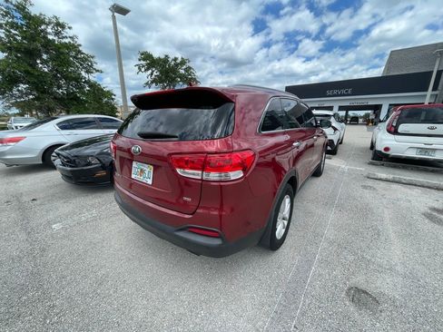 Used 2017 Kia Sorento FWD w/ LX Convenience Package image 4