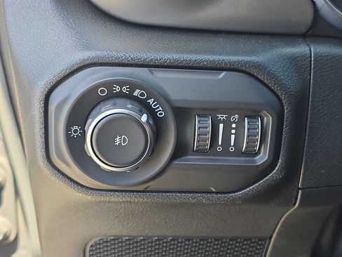 Used 2018 Jeep Wrangler Unlimited Sahara AWD/4WD image 28