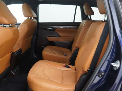 Used 2022 Toyota Highlander Platinum image 16