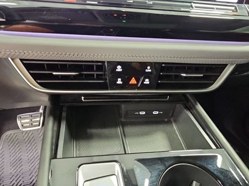 Used 2024 Volkswagen Atlas Peak Edition SEL AWD/4WD image 19