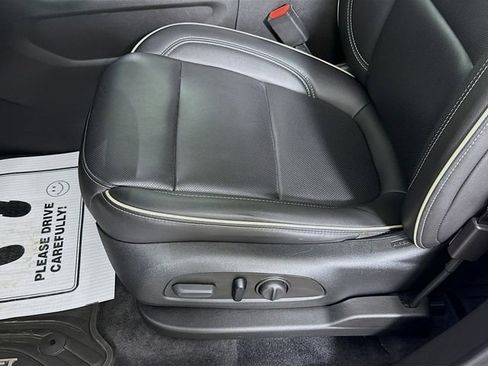 Used 2023 Chevrolet Traverse Premier image 20