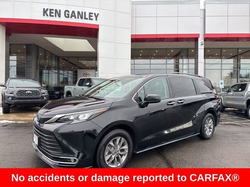 Used 2024 Toyota Sienna XLE image 1