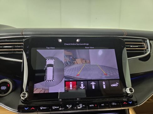Used 2025 Jeep Grand Wagoneer Series III w/ Rear Seat Video Group 1 AWD/4WD image 18