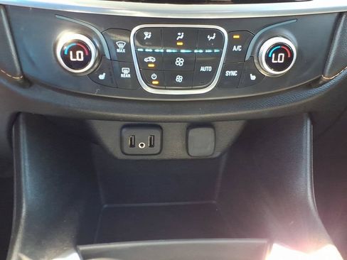 Used 2019 Chevrolet Traverse LT FWD image 18