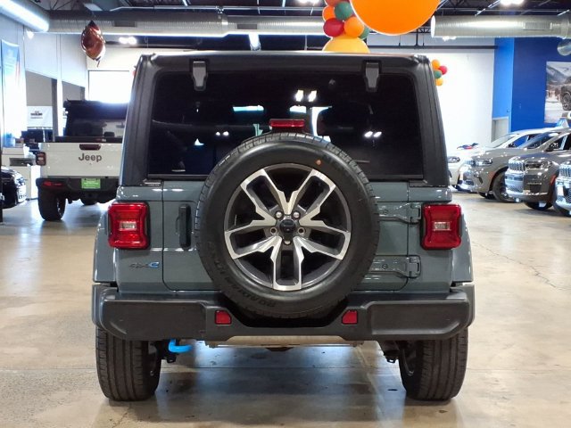 Used 2024 Jeep Wrangler Unlimited w/ Convenience Group AWD/4WD image 7