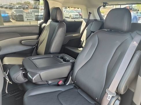 Used 2025 Kia Carnival EX FWD image 18