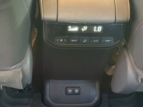 Used 2021 Toyota Highlander LE AWD/4WD image 17