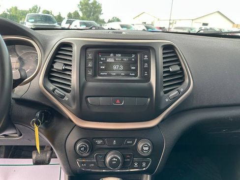 Used 2014 Jeep Cherokee Latitude FWD image 17